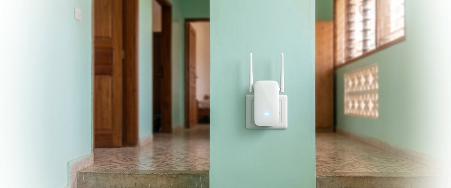 Répéteur WiFi au voyant bleu placé sur le palier de l'étage d'une maison à Dakar